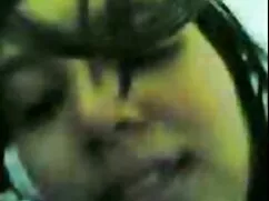 Muestra las tetas al ...