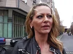 La chica satisface a ...