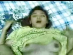 Chica con gafas chup ...