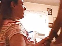 El negro tiene las m ...