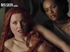 Mujer con tatuajes e ...