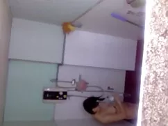 Chica en poses mamas ...