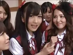 La rubia se frota el ...