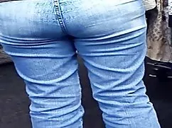 Ella mostró su coño  ...