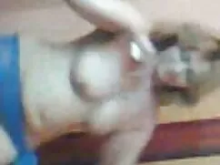 Rubia hablando por t ...