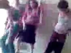 La rubia salta sobre ...